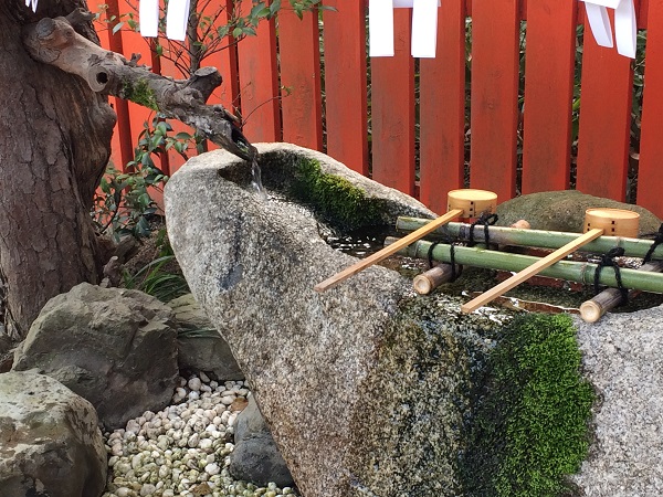 河合神社前の手水鉢