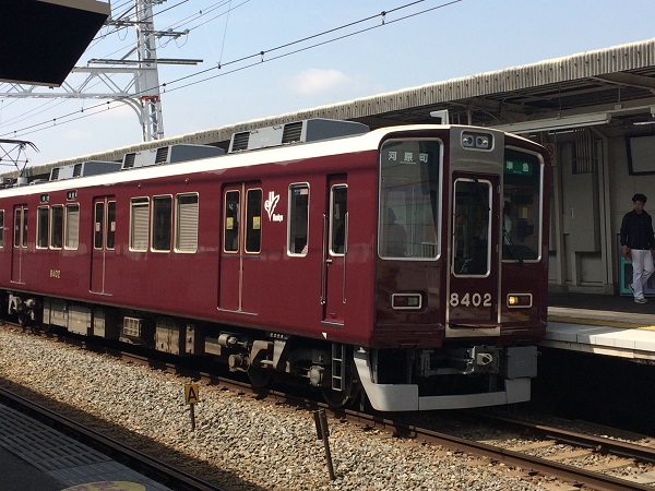 向かいのホームに停まった電車