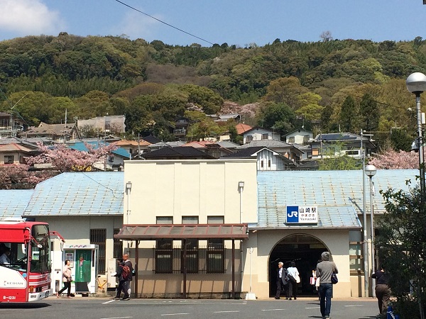 JR山崎駅。緑美しい天王山をバックに。