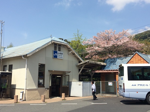 美術館行の無料のシャトルバス（定員24名。JR山崎駅と阪急大山崎駅に停車）が停まっています。