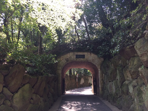 トンネルを抜けると、大山崎山荘です！