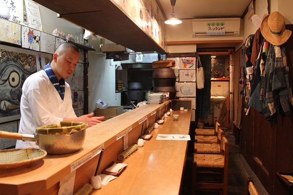 青おにぎりの店内と青松さん