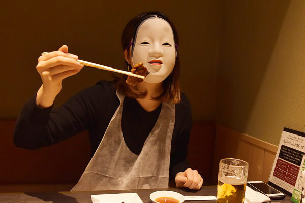 美味しそうに焼けた焼肉を片手にご満悦（？）な様子の能面ガール